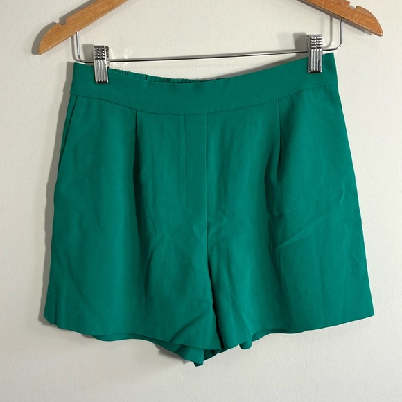 Babaton Pants - Aritzia Babaton Cohen shorts kelly green size 4